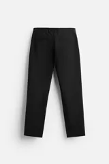 Pantalón negro de corte slim fit, confeccionado en tejido elástico. Cuenta con cintura elástica, bolsillos frontales y traseros de vivo. Cierre frontal con cremallera y botón.