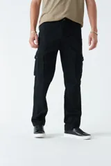 Pantalón cargo color marrón claro, de gabardina, con corte regular, bolsillos laterales y logo bordado.