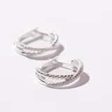Par de aros tipo argolla de plata 925 con doble aro, uno liso y otro trenzado.