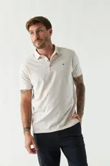 Remera con cuello polo en tejido buttoné, corte regular, logo bordado y mangas cortas.