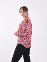 Blusa de mangas largas con estampado abstracto en blanco y negro.