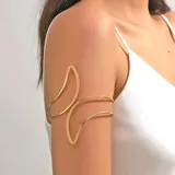 Brazalete dorado para el brazo, con diseño abierto y forma ondulada.
