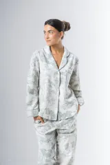 Pijama de algodón estampado, compuesto por una camisa de manga larga con botones y un pantalón recto con elástico en la cintura.