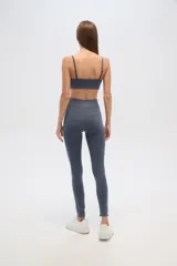 Calza larga color marrón, de tiro alto y corte ajustado.