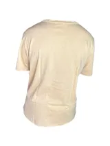 Remera color arena de manga corta con tres flores estampadas en el pecho.