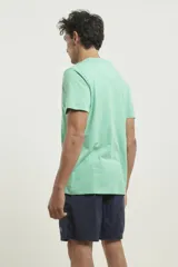 Remera verde con cuello redondo y tres botones.