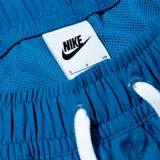 Short de baño azul con cintura elástica y cordón ajustable. Logo de Nike bordado en blanco en la pierna izquierda.