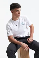 Remera blanca de algodón con estampado en el frente con la leyenda "Mistral House Party".