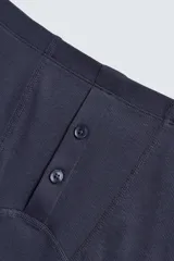Conjunto de pijama color gris compuesto por una camiseta sin mangas de corte ajustado y un bóxer corto con cintura elástica y botones.