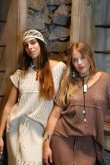 Remera color marrón de hilo de algodón con punto calado, escote en V, manga corta, silueta oversize y tajos laterales.