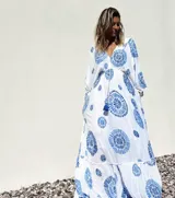 Túnica larga blanca con estampado de mandalas azules, escote en V y mangas largas.