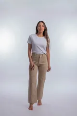 Pantalón de jean blanco de corte recto y tiro alto, con costuras a la vista en color crudo.