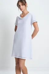 Camisón blanco de algodón con escote en V y mangas cortas, con detalle de puntilla calada en el escote, mangas y ruedo.
