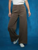 Pantalón de jean negro de tiro alto con corte ancho y pierna recta. Presenta costuras visibles y bolsillos tipo cinco bolsillos.