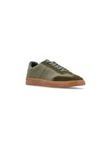 Sneakers de cuero color verde oliva con puntera de gamuza verde oscuro y suela marrón.