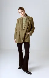 Blazer color verde oliva, de corte recto y doble botonadura.