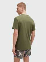 Remera de manga corta, cuello redondo, color gris claro o blanco roto, con el logo "BOSS" estampado en blanco en el pecho.