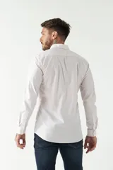 Camisa celeste a cuadros, de corte slim fit, manga larga y logo bordado. Confeccionada en 100% algodón.