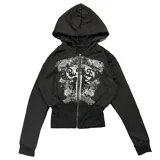 Campera negra con capucha y cierre frontal, con estampado de calavera y letras en blanco.