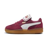 Championes Puma Palermo Moda Tongue, color borgoña con detalles en blanco y suela color caramelo.