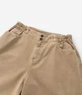 Pantalón de sarga color beige, estilo wide leg, con cintura tipo clochard ajustable con lazo.