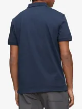 Chomba azul marino de manga corta, con cuello clásico y tapeta de dos botones. Logo de Calvin Klein bordado en el pecho.