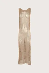 Vestido largo de crochet color dorado, sin mangas y con diseño calado. Ideal para usar sobre traje de baño en la playa.
