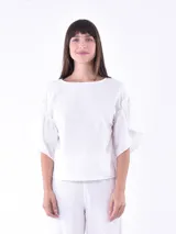 Blusa blanca de lino con mangas cortas abullonadas.