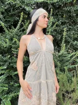 Vestido corto con lentejuelas color verde esmeralda, escote en V profundo y espalda descubierta.