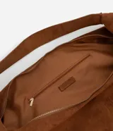 Bolso hobo grande de gamuza color marrón con cierre de cremallera y correa ancha para el hombro.