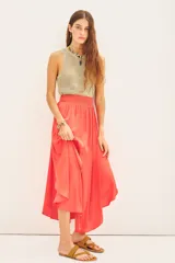 Falda midi negra con tajo lateral, breteles finos y escote en V con encaje.
