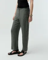 Pantalón crop de gabardina color celeste, con pierna recta, cintura elastizada, cierre metálico y broche niquel en la cartera. Tiene bolsillos a los costados y un bolsillo plaqué en la espalda. Largo hasta los tobillos y tiro medio.