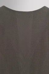 Musculosa deportiva color gris topo, confeccionada en tejido ligero y elástico con cuello redondo y sisas amplias.