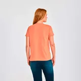 Remera blanca de mujer con cuello en V y mangas cortas. Estampado frontal con el logo de Caterpillar en color rosa y la leyenda "Since 1904".