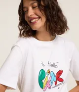 Remera t-shirt blanca de manga corta, confeccionada en algodón más sostenible, con cuello redondo y estampa frontal con lettering Pixar y personajes en la espalda.