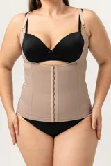 Chaleco modelador con ballenas en abdomen y espalda, bandas cruzadas y breteles elásticos regulables.