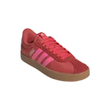Championes Adidas VL Court 3.0 color rojo con detalles en rosa y suela color caramelo.
