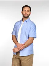 Camisa de corte clásico en color blanco, con botones y bolsillo en el pecho.