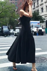 Vestido midi negro de escote cuadrado y manga sisa.
