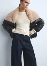 Pantalón de jeans ancho (wideleg) de tiro medio, color azul oscuro, con pinzas delanteras y cuatro bolsillos.