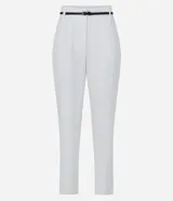 Pantalón de vestir rojo, estilo carrot (holgado en cadera y ajustado en tobillo), con pliegues frontales y cinturón de material sintético negro con hebilla pequeña.