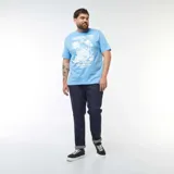Camiseta celeste de manga corta con estampado blanco de palmeras y texto 'Tropical Trip Maui Island 14.772 Great Paradise Rainforest'.