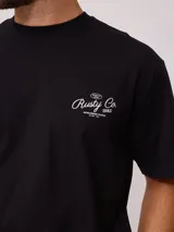 Remera color ladrillo de corte holgado, con estampa en la espalda con el logo de la marca y texto alusivo al surf.