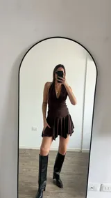 Vestido corto marrón con escote halter y falda con volados.