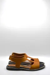 Sandalias planas color tostado, con tiras anchas de cuero y neopreno, y suela de goma antideslizante.