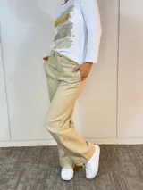 Pantalón beige de corte recto y tiro alto, con bolsillos laterales.