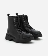 Bota de caña media color negro, estilo coturno, con cordones y cierre lateral. Suela track.
