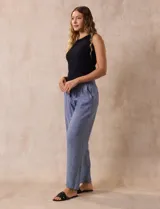Pantalón de lino estampado marca Dash, con pretina ancha elastizada con lazo de ajuste, bolsillos inclinados delanteros y traseros.