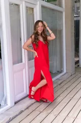 Vestido largo rojo de muselina con rayado de lino, corte suelto y breteles finos.