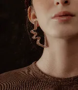 Aros colgantes con forma de cinta ondulada, color azul eléctrico, con apliques de strass.